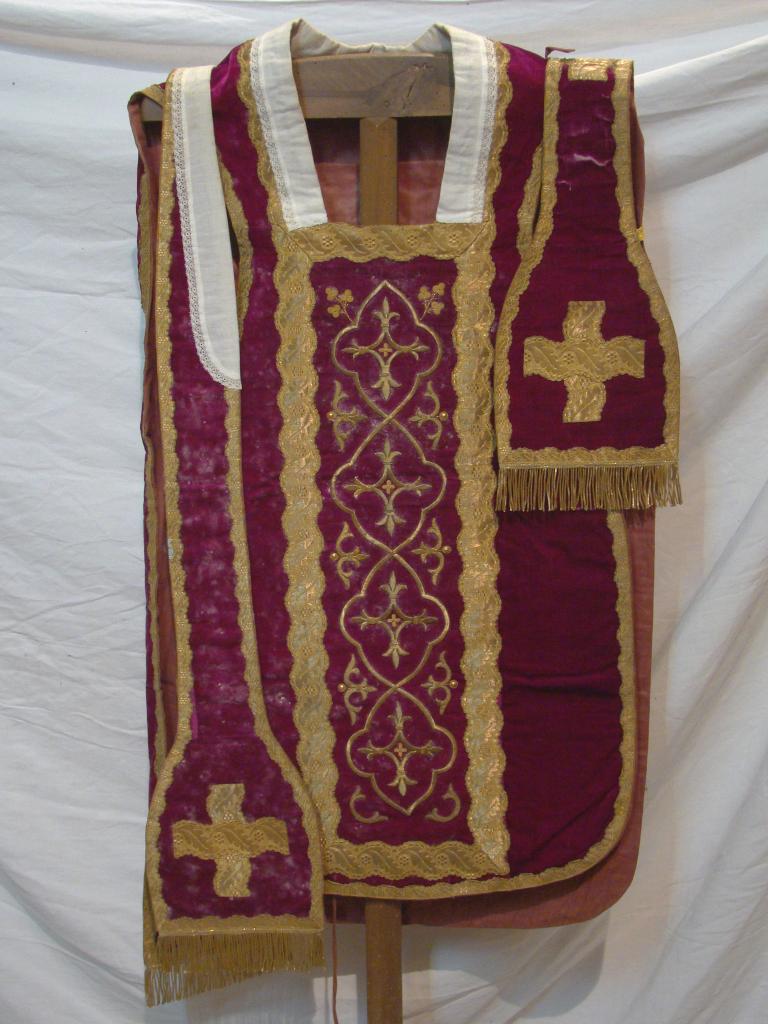 ensemble d'un ornement rouge : chasuble, étole de clerc, manipule, voile de calice, bourse de corporal