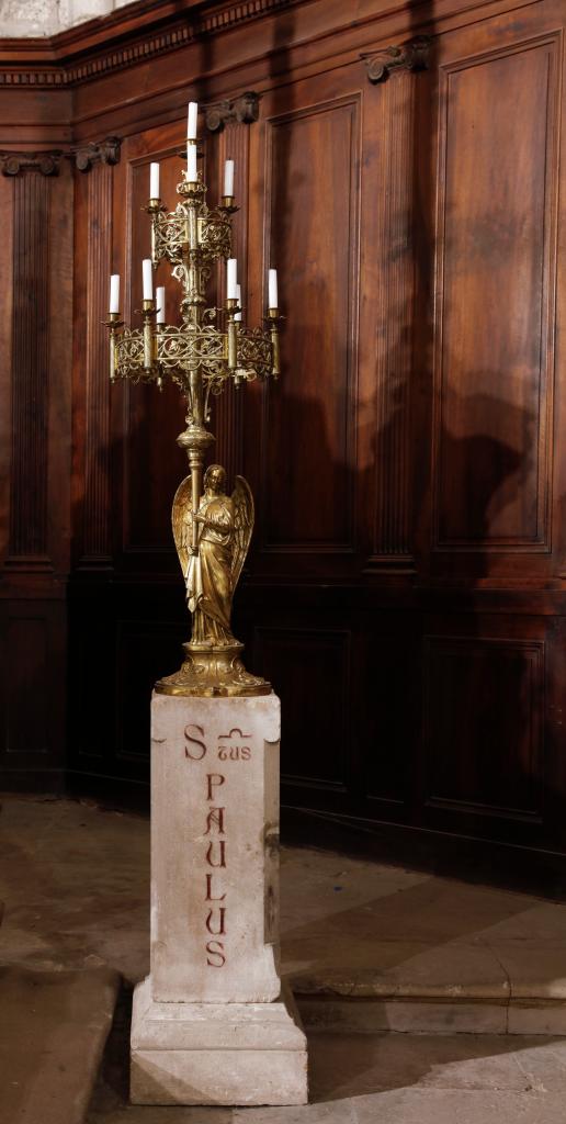 paire de chandeliers d'église : anges portant couronne de lumière