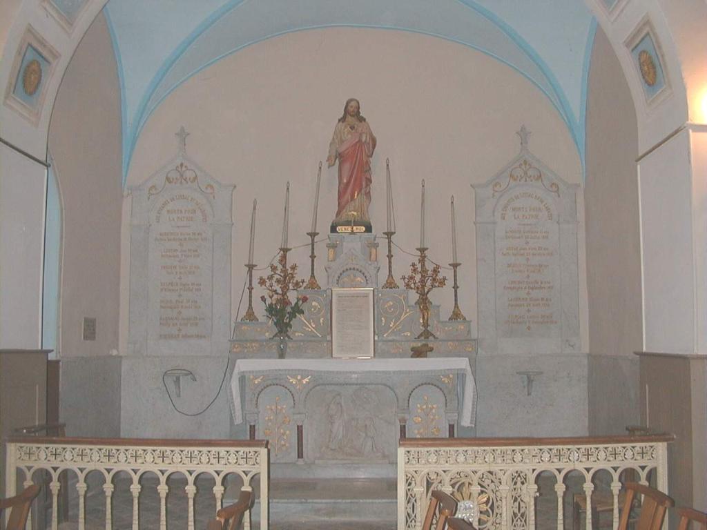 ensemble du monument aux morts des guerres de 1914-1918 et de 1946-1954, composé de l'autel secondaire, de la statue du Sacré-Coeur, d'une plaque commémorative, d'un tableau commémoratif et d'un drapeau du Sacré-Coeur