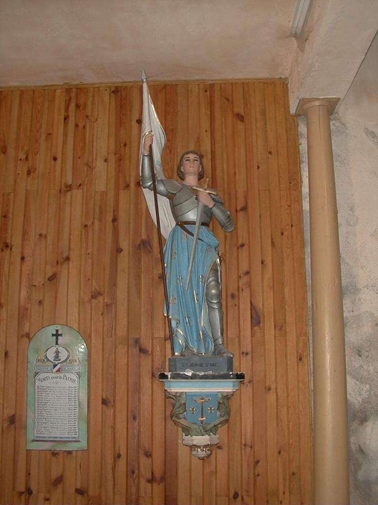 plaque commémorative des morts de la guerre de 1914-1918 et statue de Jeanne d'Arc (figure colossale) sur sa console