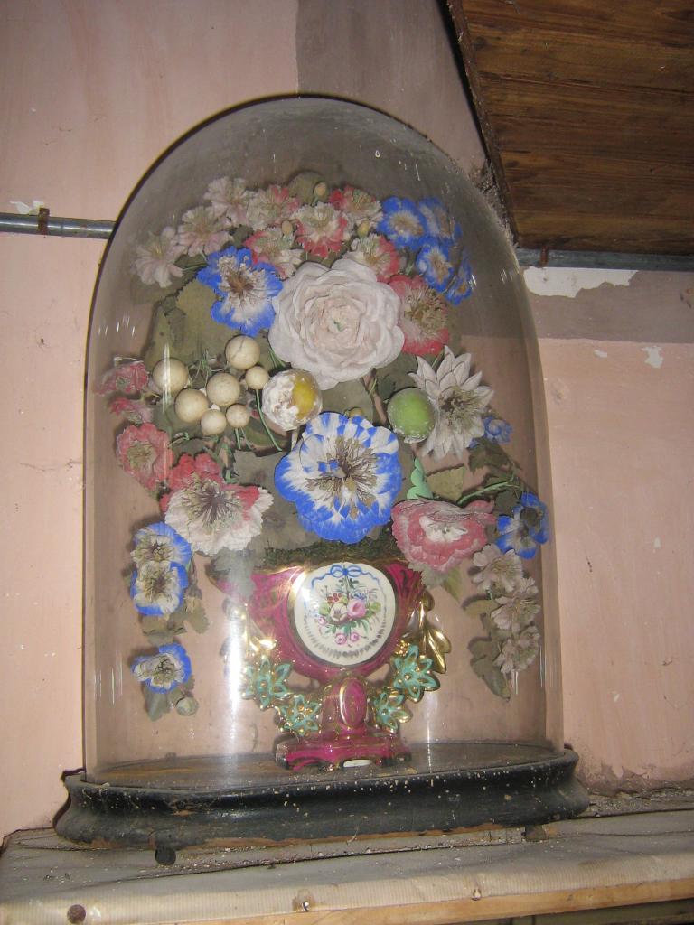vase-bouquet d'autel sous globe