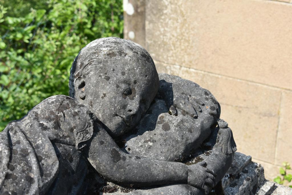 sculpture : gisant d'enfant