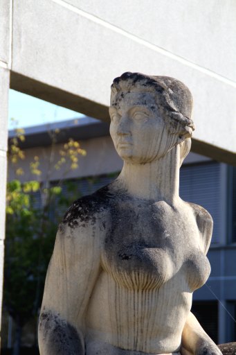 sculpture : Jeune femme