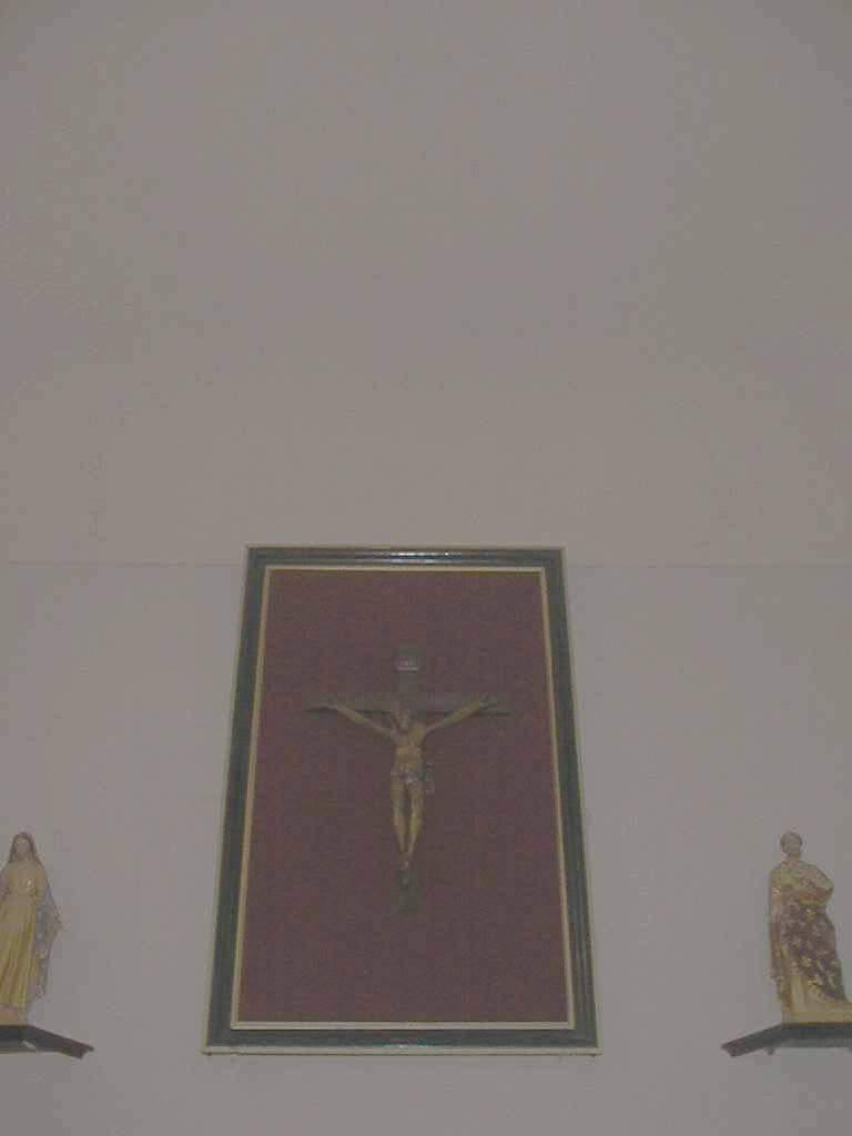 tableau et son cadre : Le Christ sur la croix. La Madeleine et la Vierge.