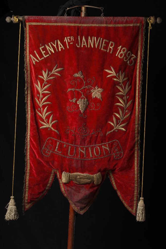 bannière de procession ornement rouge de la Société de Secours Mutuel d'Alenya