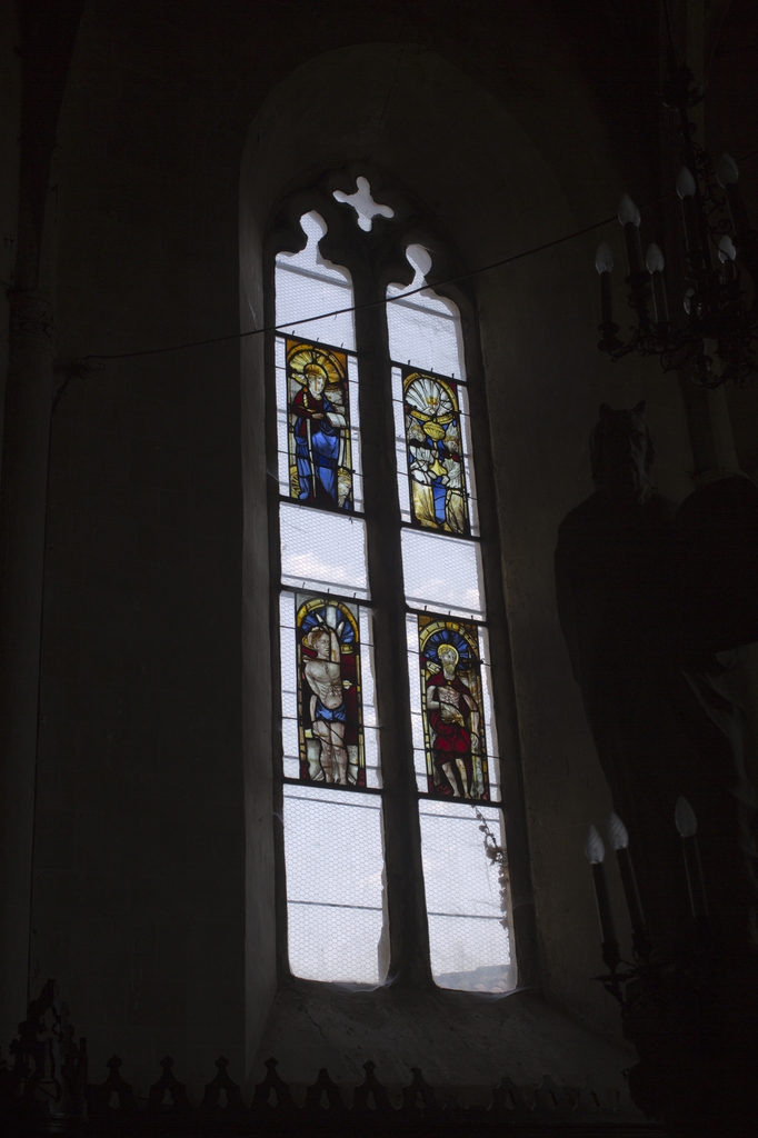 ensemble de 2 verrières : saint Vincent, saint Roch, saint Eutrope : saint évêque, apôtre, saint Sébastien, deux anges tenant un ciboire, saint Jean-Baptiste