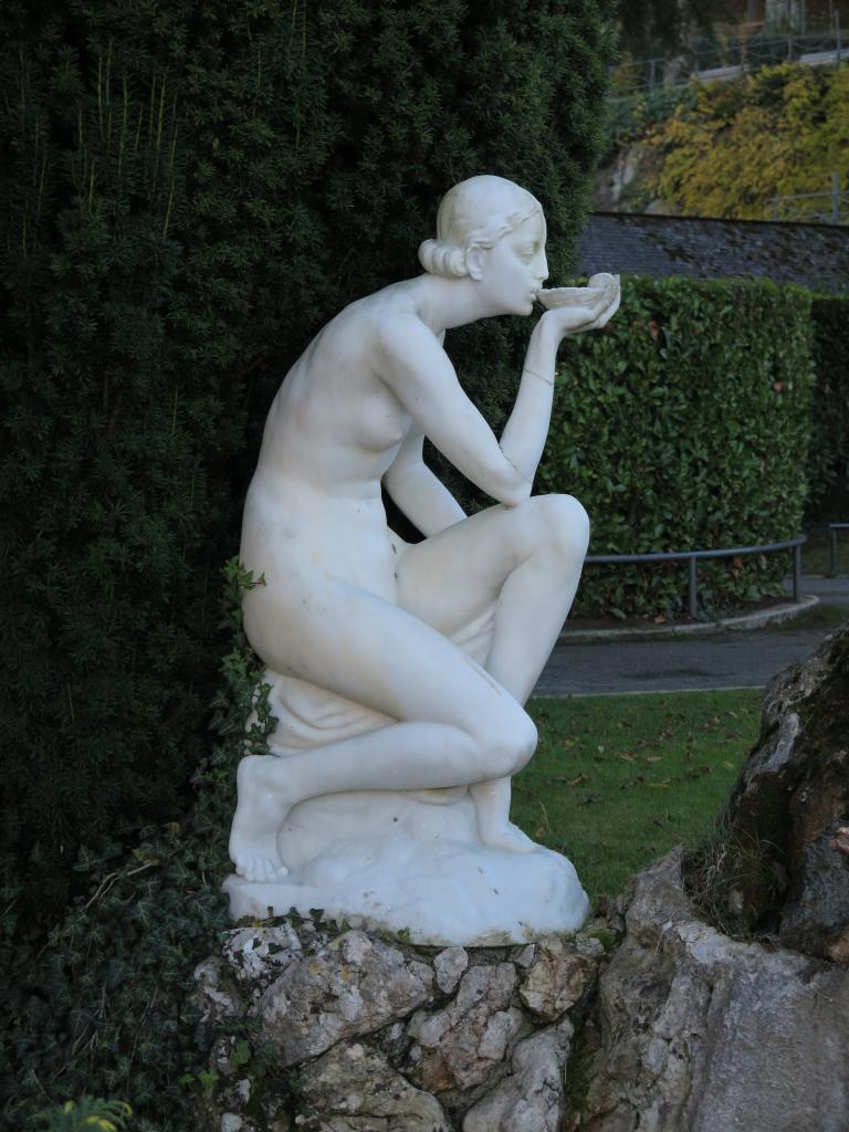 statue : la Jouvence dite la Buveuse d'eau