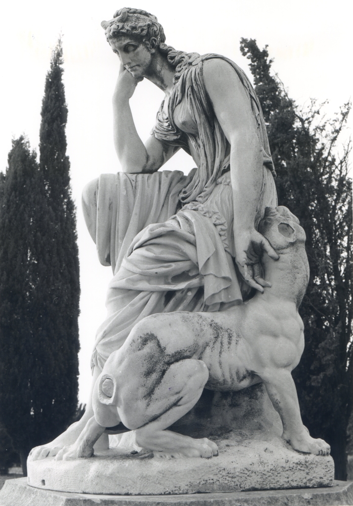 groupe sculpté : Hécate et Cerbère