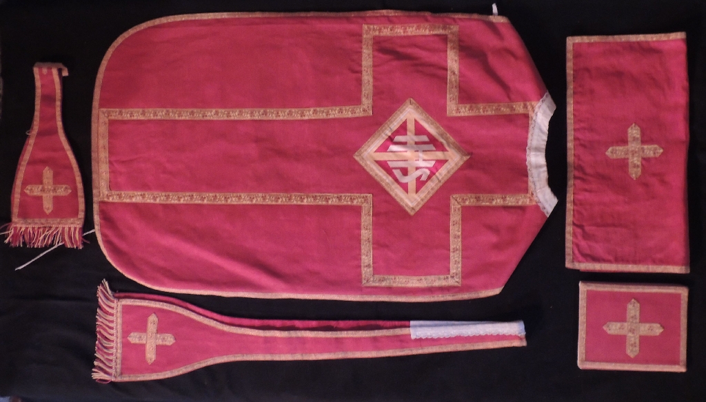 Ornement rouge n° 2 : chasuble, étole, manipule, voile de calice, bourse de corporal