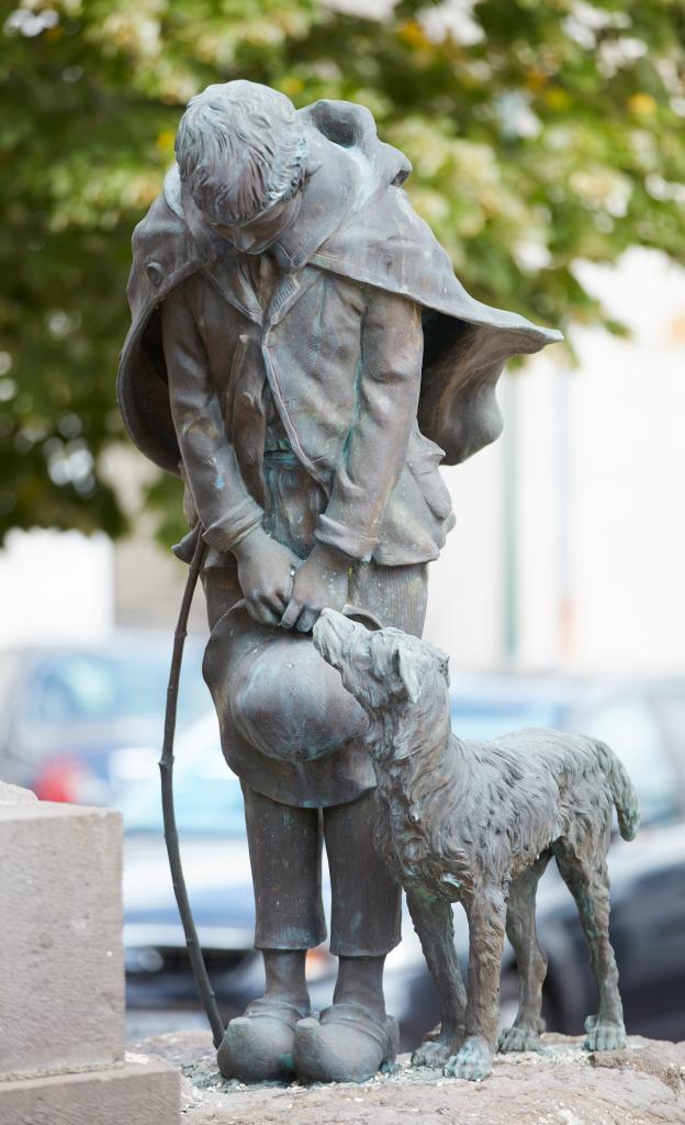 Statue d'un pâtre et son chien