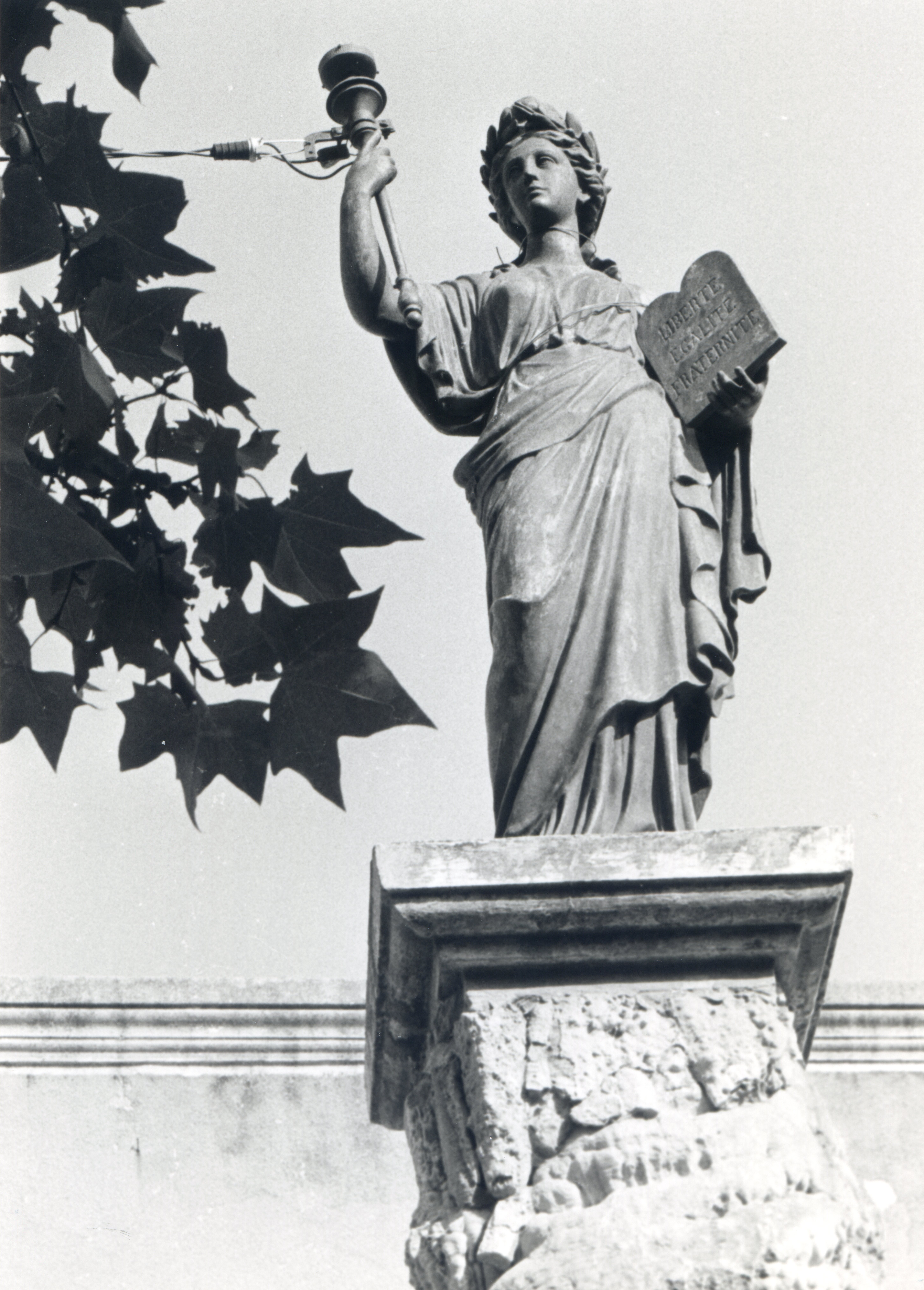 monument (monument commémoratif), fontaine monumentale, Marianne à la Constitution
