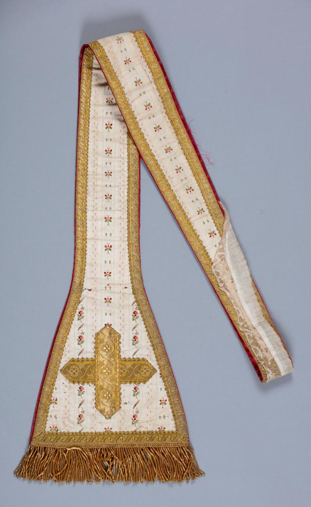 chasuble blanche avec étole