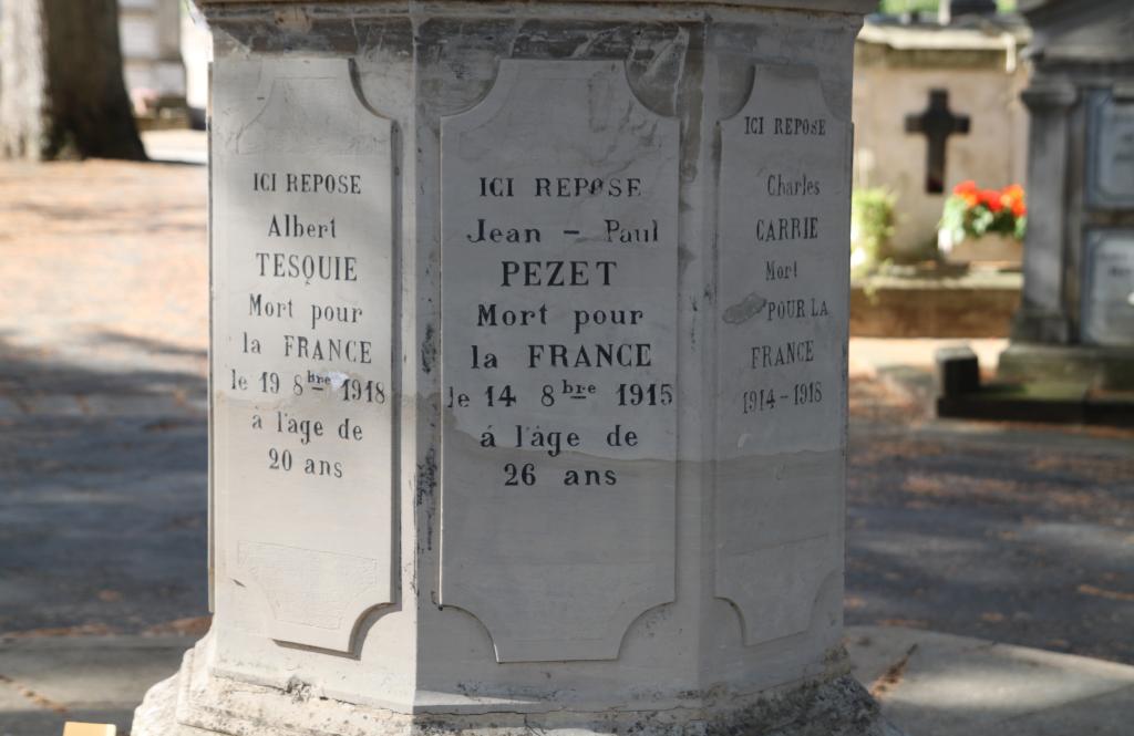 ensemble de 2 monuments aux morts et une croix monumentale à la mémoire des militaires morts au combat