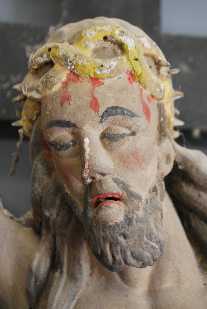 croix de procession et statue : Christ en croix