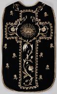 chasuble noire avec étole, voile de calice, bourse de corporal et chape