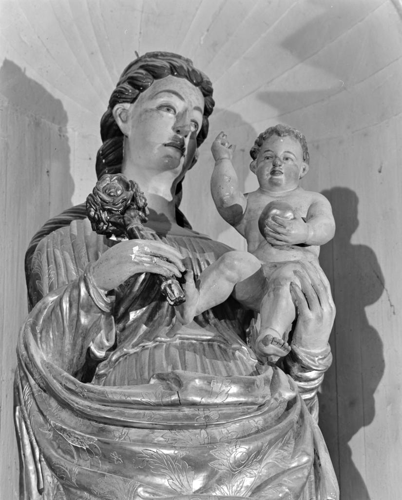 statue : Vierge à l'Enfant