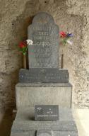 ensemble du monument aux morts (deux plaques commémoratives, une pierre tombale et une paire de vases) de la guerre de 1914-1918 et de la guerre de 1939-1945