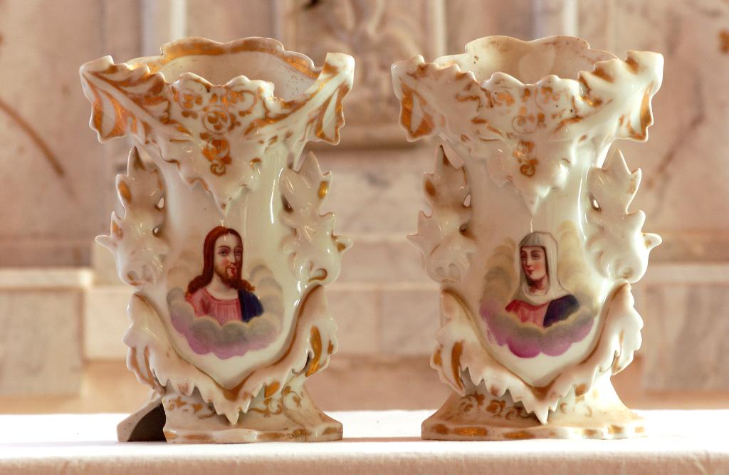 paire de vases d'autel (vase à cornet), de style néo-rocaille : Bustes du Christ et de la Vierge apparaissant dans une nuée