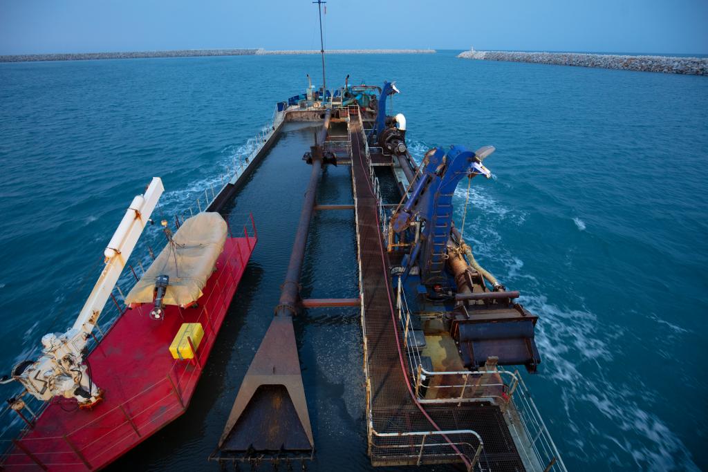 bateau drague : drague aspiratrice en marche dite Cap Croisette