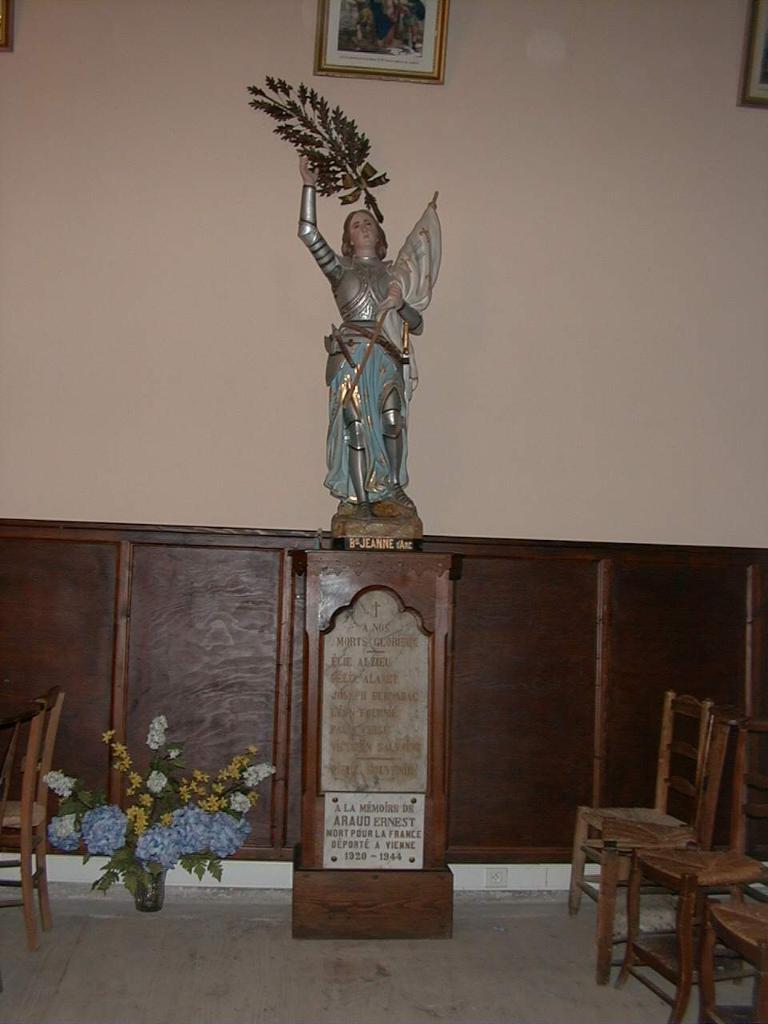monument aux morts de la guerre de 1914-1918 et de la guerre de 1939-1945 avec deux plaques commémoratives et une statue de Jeanne d'Arc