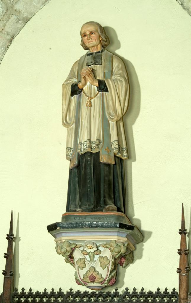 statue (petite nature) et sa console : Saint Jean Marie Vianney curé d'Ars