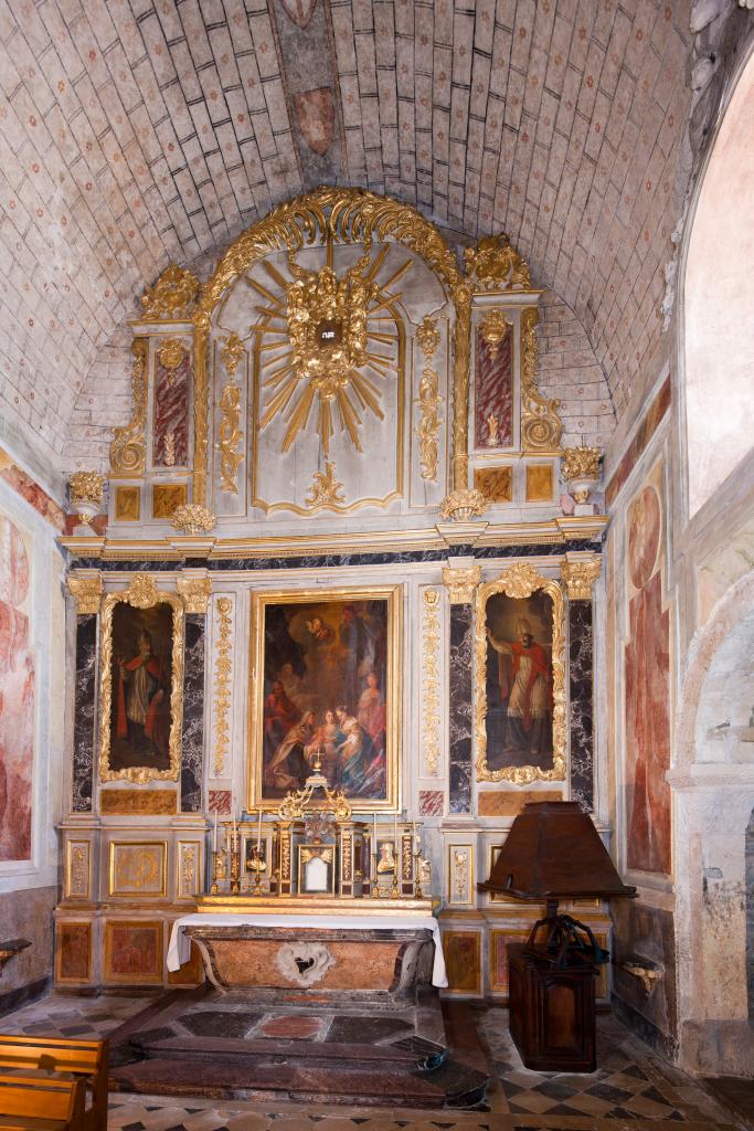 ensemble : autel, retable, tabernacle, dais d'autel, gradin d'autel et tableaux