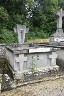 tombeau à caveau monumental et stèle funéraire