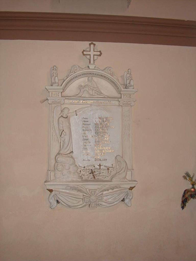 ensemble du tableau commémoratif des morts de la guerre de 1914-1918 et de la statue (petite nature) de Sainte Jeanne d'Arc