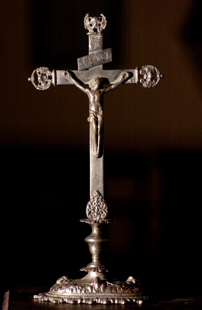 croix d'autel : Christ en croix