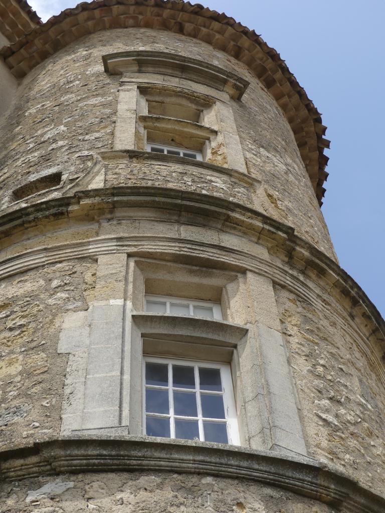 Tour nord, fenêtres à l'antique et entablement.