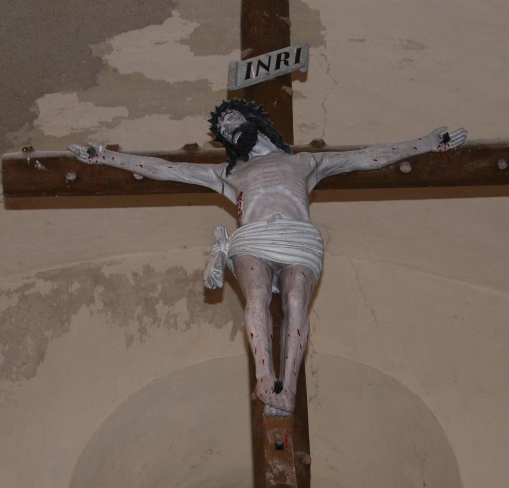 statue : Christ en croix