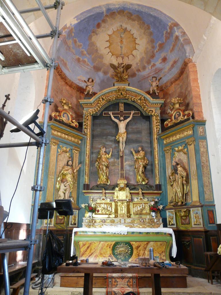 ensemble du retable du maître-autel : autel tombeau, 2 gradins d'autel, tabernacle-exposition architecturé de forme pyramidale, 3 hauts-reliefs : La Crucifixion, 2 statues : Saint Roch et Saint Antoine