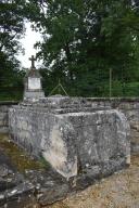 tombeau à caveau monumental et stèle funéraire