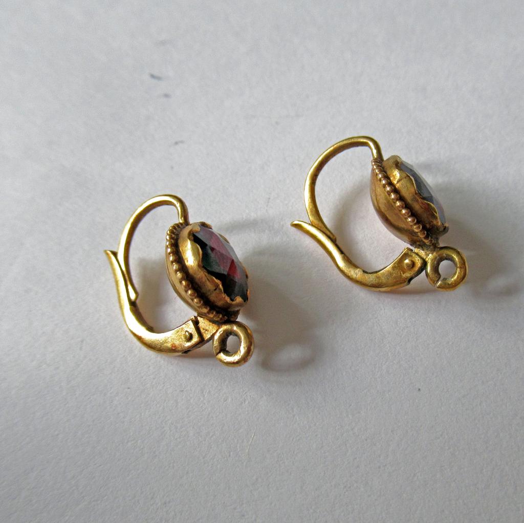 Paire de boucles d'oreilles dite "dormeuses"