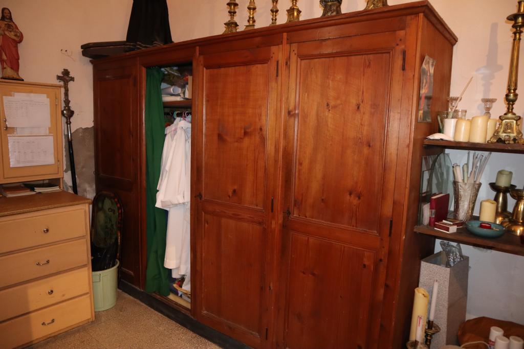 Meubles de sacristie (2) : chasublier ; penderie