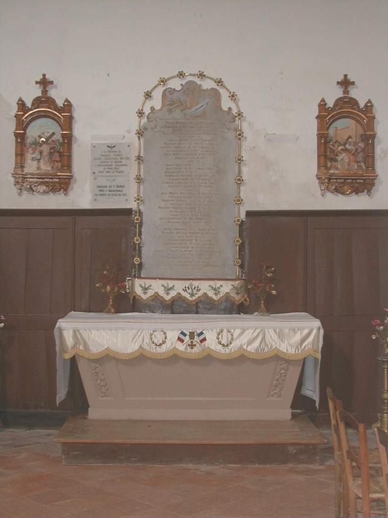 ensemble du monument aux morts formé de l'autel, de la plaque commémorative de la guerre de 1914-1918, des plaques commémoratives de la guerre de 1939-1945, des deux statues de sainte Jeanne d'Arc et de saint Michel (figures grandeur naturelle) sur des consoles.