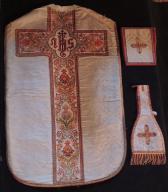 Ornement blanc n° 3 : chasuble, manipule, bourse de corporal