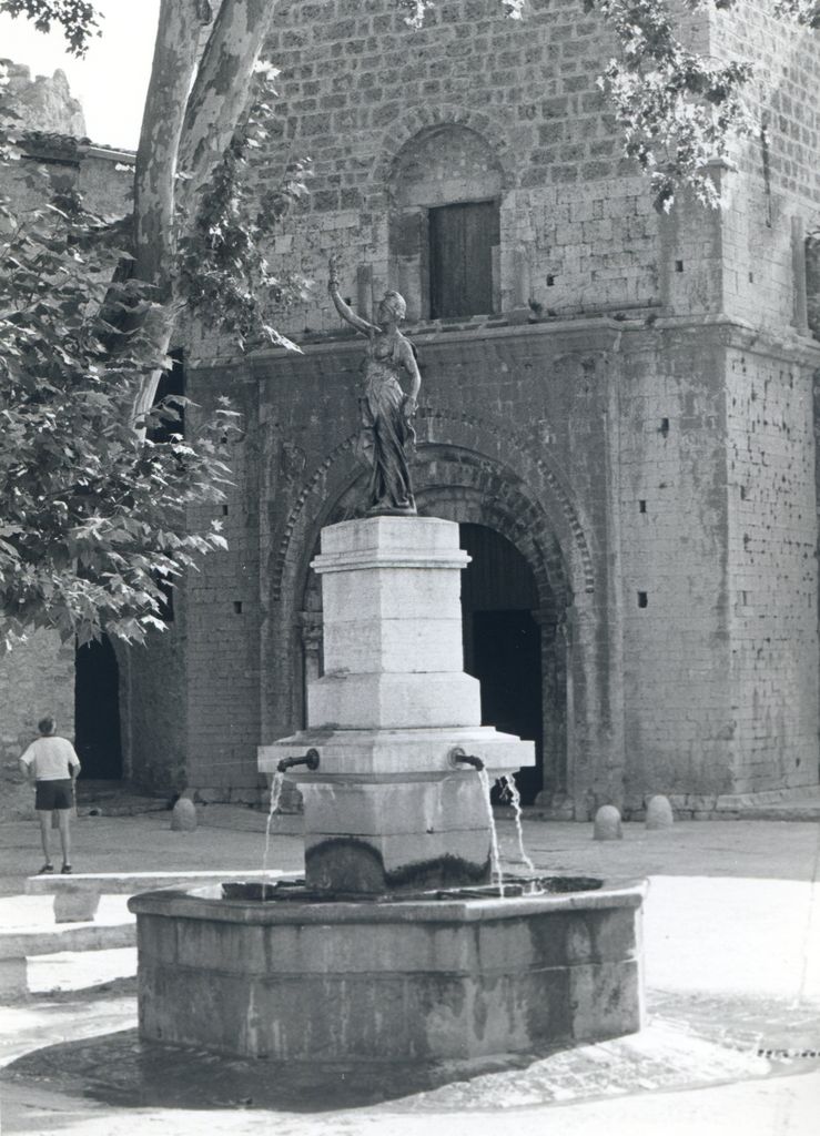 monument (monument commémoratif), fontaine monumentale de la république, avec une Marianne au cotillon.