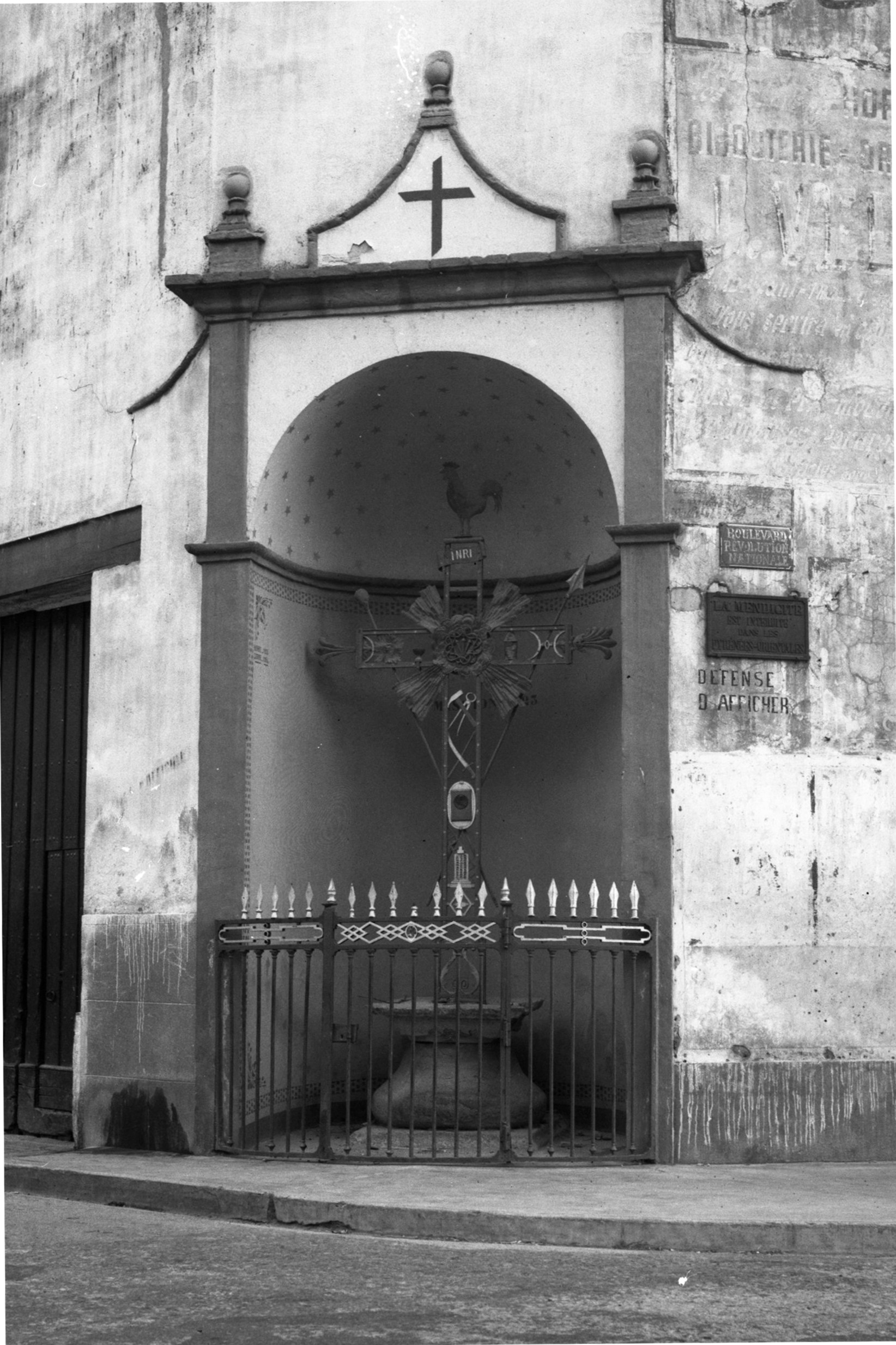 croix monumentale dite "des Improperi" portant les Instruments de la Passion