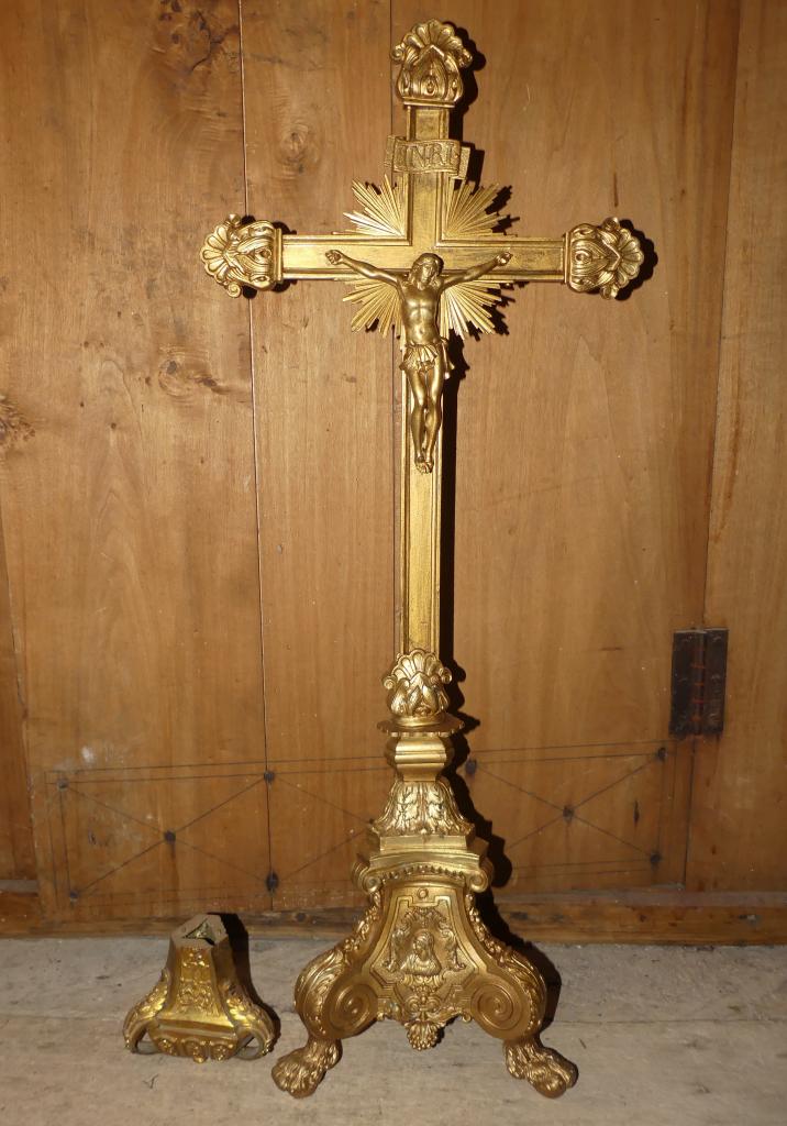 garniture d'autel (6 chandeliers et 1 croix d'autel)