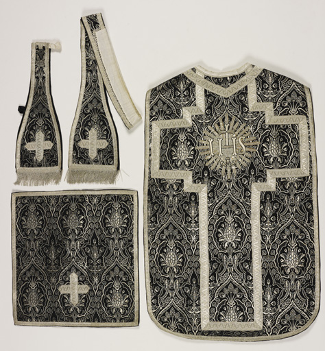 chasuble noire avec deux étoles et trois manipules (n° 25), un voile de caiice