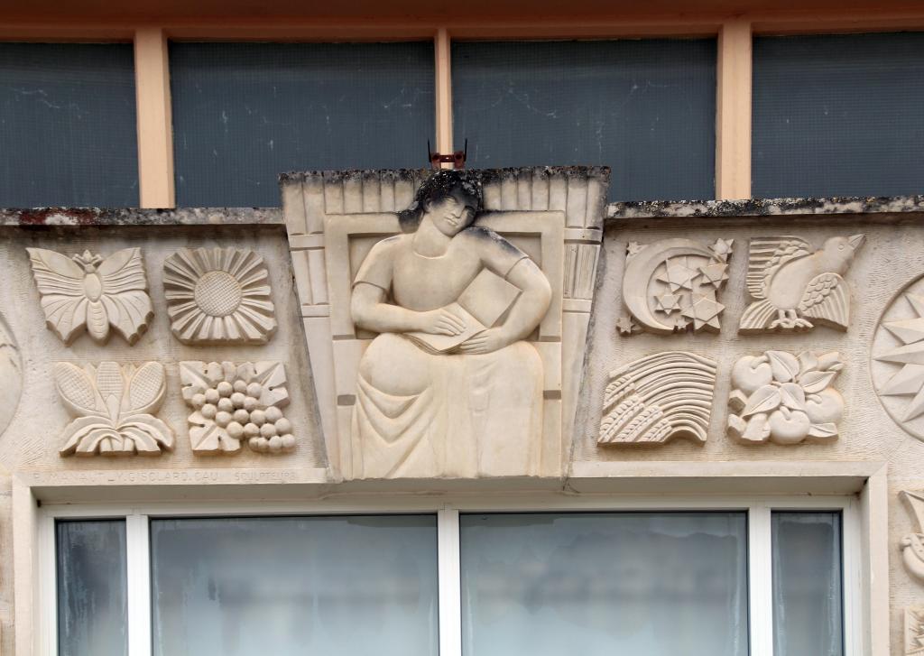 Sculpture en bas-relief : Le soleil et la lune