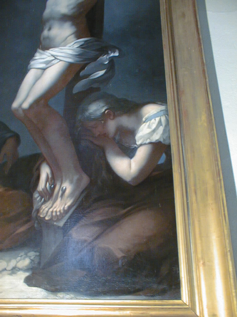 tableau et son cadre : Le Christ sur la croix. La Madeleine et la Vierge sont à ses pieds