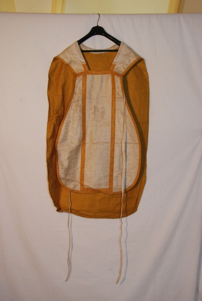 chape , chasuble , bourse de corporal , voile de calice (2) , manipule (2) , étole