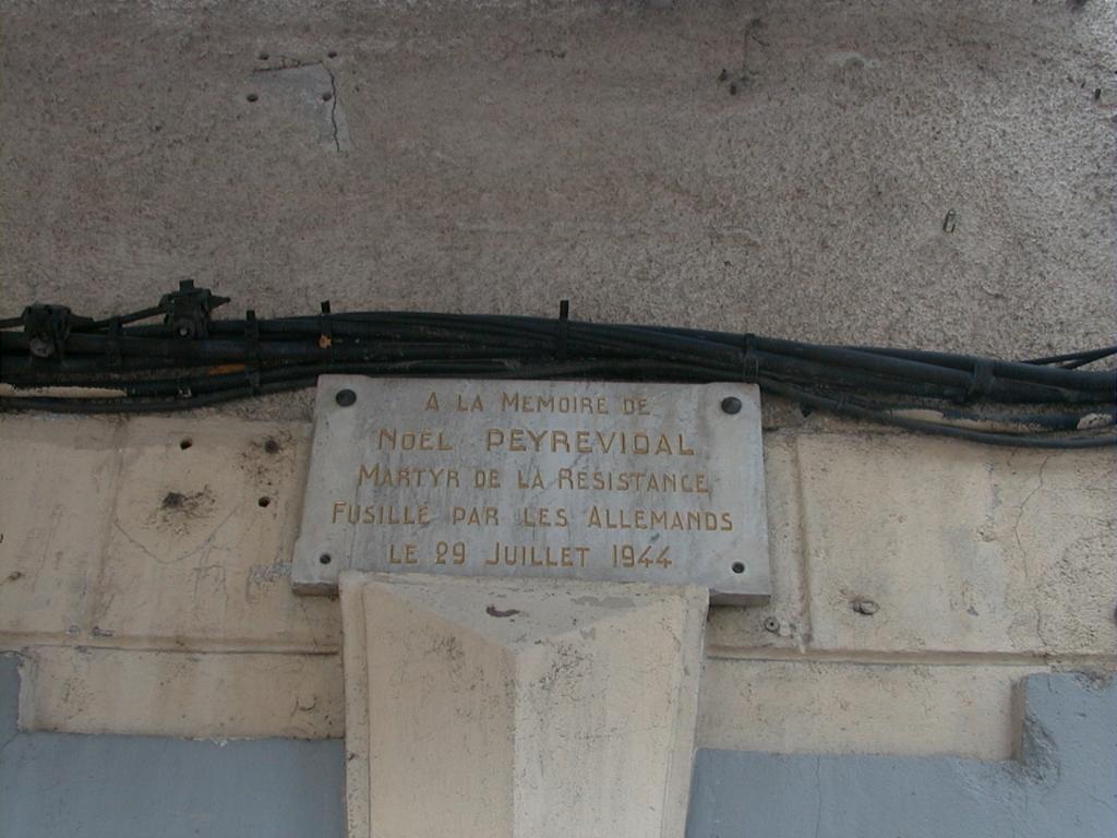 plaque commémorative de la guerre de 1939-1945 dédiée à Noel Peyrevidal