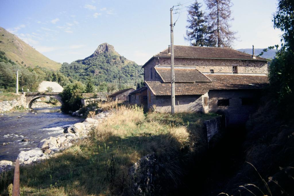 moulin , centrale hydroélectrique actuellement logements