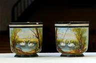 paire de cache-pots transformés en vases d'autel : Cygnes sur un étang