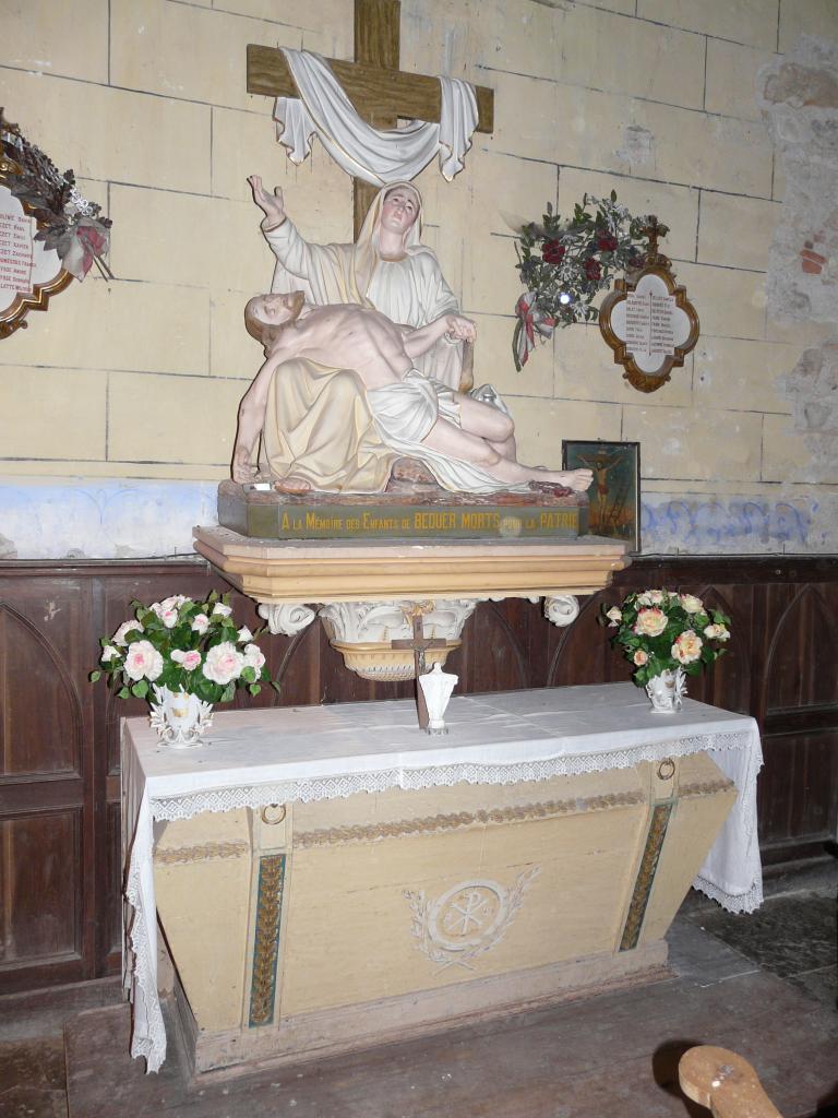 ensemble de l'autel secondaire dédié aux morts de la guerre 1914-1918 : autel tombeau, groupe sculpté : Pietà et sa console, et 2 plaques commémoratives