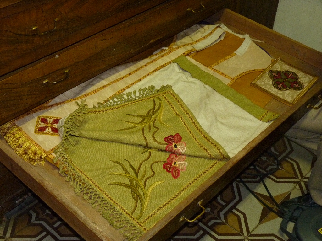 vêtements liturgiques ; chasubles ; étoles; voiles de calice ; manipules ; bourses ; nappes d'autel forfait sacristie