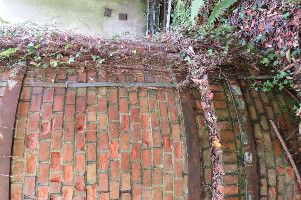 ancienne forge à la catalane, puis usines textiles Barbe et Bernadou, puis SOTAP-Carol, aujourd'hui désaffectée